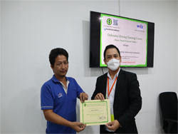 มอบประกาศนียบัตรให้กับผู้ที่ผ่านการฝึกอบรม
